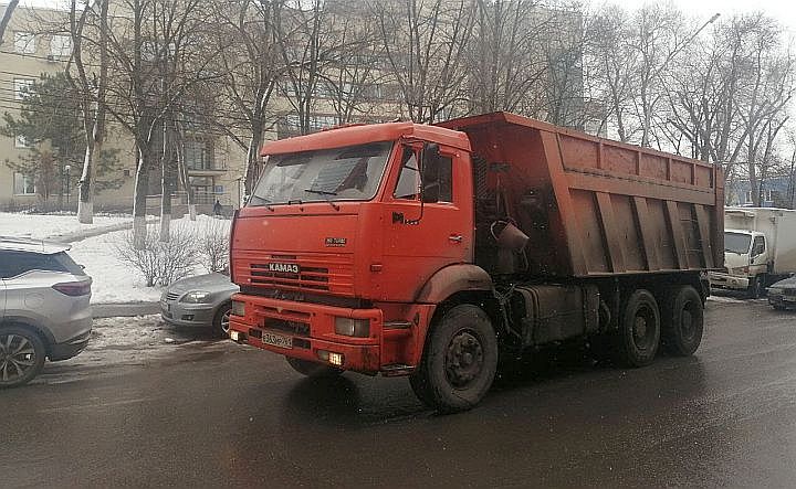 В Ростове до конца года планируют включить 12 камер, фиксирующих движение грузовиков  В Ростове до конца года на въездах в Ростов планируют запустить работу 12 камер фото- и видеофиксации, которые будут фиксировать проезд большегрузов под запрещающий знак, сообщил начальник УГИБДД по Ростовской области Олег Богун. Он уточнил, что согласно суточной расстановке личного состава, в Ростове не планируется увеличение числа экипажей ДПС, которые будут штрафовать водителей грузовиков за въезд в город.  — Грузовой каркас не предусматривает увеличения количества экипажей ДПС, но предполагает установку камер и дорожных знаков, которые запрещают движение грузовиков, — пояснил Богун.  Напомним, что в Ростове в 2023 году разработали проект грузового каркаса, согласно которому фурам постепенно перекрывают для проезда улицы, чтобы разгрузить и без того забитые машинами дороги, а также уберечь асфальт от дальнейшего разрушения. #новости #ростов #шрузовойкаркас #дороги