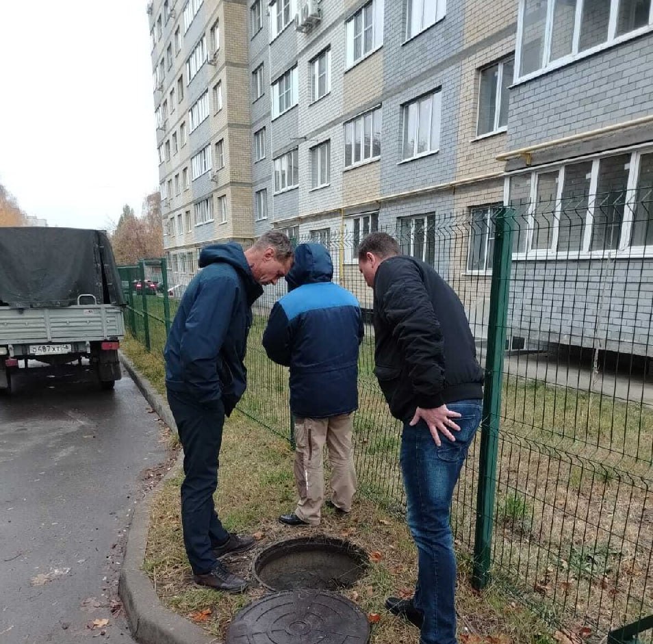 В Курске оперативно устранили порыв системы водоснабжения С жалобой на отсутствие холодной воды в администрацию Железнодорожного округа обратились жители дома на улице Республиканской 60 Сотрудники администрации выехали на место и выяснили что в подвале произошел порыв Специалисты МУП Курскводоканал отключили воду в доме чтобы управляющая компания провела срочный ремонт В мэрии уточнили что аварийную ситуацию оперативно устранили Водоснабжение восстановлено Фото администрация города Курска Подписывайтесь на ГИ в МАХ
