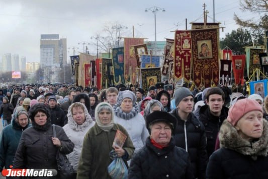 В Екатеринбурге из за крестного хода в честь небесной покровительницы города святой Великомученицы Екатерины 7 декабря закроют движение транспорта в центре Участники прошествуют от Свято Троицкого кафедрального собора на Розы Люксембург 57 до часовни великомученицы Екатерины на площади Труда Крестный ход пройдет с 11 30 до 12 30 В это период ограничения будет действовать по Розы Люксембург от Свято Троицкого кафедрального собора до Куйбышева по Куйбышева от Розы Люксембург до Гоголя по Гоголя от Куйбышева до Малышева по Пушкина от Малышева до площади Труда justmediaru