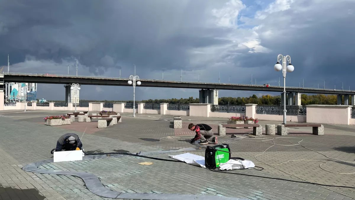 На набережной приступили к монтажу арт объекта Обь Рабочие сейчас устанавливают постамент для скульптуры Он будет состоять из армированной монолитной подушки и металлокаркаса Его разместят вдоль подпорной стенки набережной Все работы завершатся до конца октября уточнили в мэрии Напомним это будут скульптура в виде женского образа олицетворяющего Обь Её устанавливают в рамках проекта туристского кода центра Барнаула который предполагает появление еще нескольких арт объектов в краевой столице ТОЛK