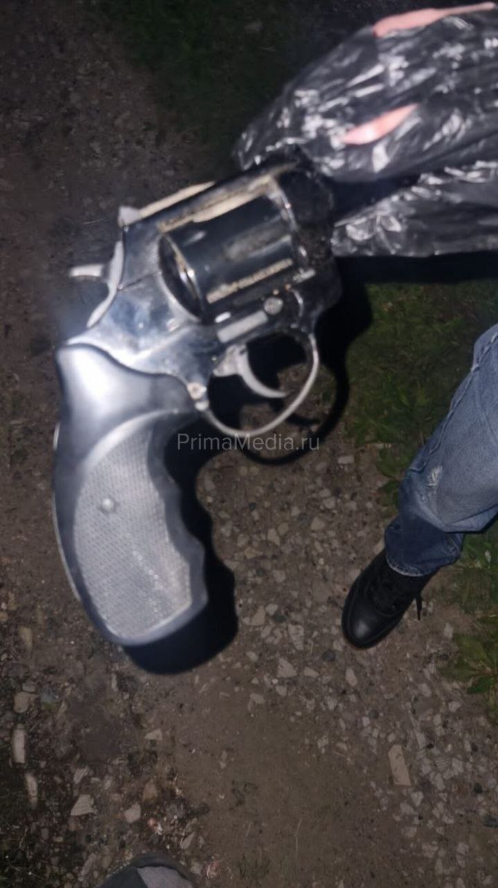 Житель Владивостока расстрелял соседа резиновыми пулями из-за страха за свою жизнь В полицию обратился 43-летний горожанин, сообщивший, что сосед стрелял в него из предмета, напоминающего пистолет. Прибывшие на место оперативники установили, что между заявителем, его приятелем и стрелком случился конфликт на улице Заповедной. Ссора переросла в драку. Стрелок, опасаясь за свою жизнь, выстрелил в направлении противника резиновыми пулями из пистолета. Как рассказал источник ИА PrimaMedia, соседские разборки начались задолго до "перестрелки". По его словам, к заявителю накопилось много претензий и у местных жителей по разным поводам, таким как: загрязнение окружающей среды и постоянные угрозы окружающим. С ним пытались вести диалог, однако это ни к чему не приводило. Сам же конфликт произошел, по его предположениям, из-за громкой музыки, которую соседи заявителя слушали на выходных. "...Нападавший... сливал септик в лес, запрещал туда ходить лес на балансе СНТ , угрожал моей тёще, соседской тёще. Грозился спилить наши деревья на нашей территории, другого соседа оклеветал в которого вчера стрелял , что якобы он сливает нечистоты, а собственно сам нападавший и сливал... Естественно, меня также вызвали в ОП, т.к. у меня камеры стоят, как видите. В полиции адвокат и вчерашний нападавший мне угрожали "своей смертью не умрёшь", "ноги сломают", "с тобой люди серьёзные будут разговаривать", — делится своим мнением источник. Пострадавших в конфликте нет. Оружие изъято и направлено на экспертизу. Проводится проверка. PrimaMedia Прислать новость