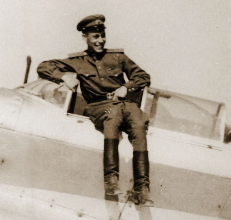 Летчик Махалин разогнал самолет до двух тысяч километров в час 105 лет назад родился Владимир Махалин Он поднял в небо опытные сверхзвуковые самолеты Т 3 Су 7 участвовал в испытаниях сверхзвуковых истребителей МиГ 29 С 1 реактивного самолета разведчика Як 25 Именно Махалин первым в истории отечественной авиации превысил скорость 2 тысячи км ч на С 1 в 1956 м году Вскоре был представлен к званию Героя Советского Союза rodinargru