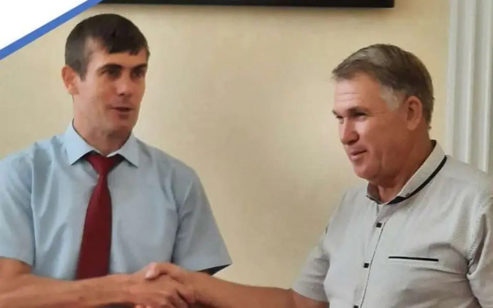 Замглавы Богучарского района предстанет перед судом за смерть московского предпринимателя на охоте Заместитель главы Богучарского района Алексей Кожанов предстанет перед судом по делу о причинении смерти по неосторожности. Как сообщили «Абирегу» в Богучарском райсуде, уголовное дело поступило 5 мая, дата заседания пока не назначена. Сейчас Кожанов находится под подпиской о невыезде. Трагедия произошла 15 февраля в урочище Рыжкина балка. Кожанов и его знакомый, 72-летний бизнесмен из Москвы Владимир Александров учредитель юрлица ВЭТКФ «Алекс» , отправились на охоту. При попытке разрядить ружьё Кожанов случайно выстрелил в Александрова. Пострадавшего доставили в районную больницу, но спасти его не удалось. После инцидента Кожанов самостоятельно сообщил о случившемся правоохранительным органам и содействует следствию. В отношении него возбуждено уголовное дело по статье 109 УК РФ – причинение смерти по неосторожности, максимальное наказание по которой составляет два года лишения свободы. Алексей Кожанов на фото слева