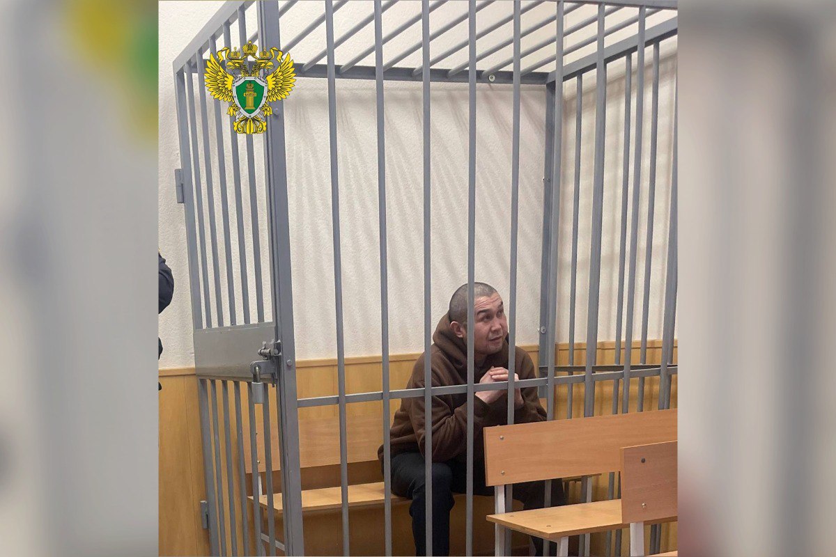 Иностранец осуждён за похищение екатеринбуржца 13 лет назад Железнодорожный райсуд Екатеринбурга осудил иностранца 1984 года рождения за похищение 19 летнего мужчины в 2012 году По версии следствия и суда в апреле 2012 года осуждённый будучи организатором преступления вместе с пятью сообщниками похитил 19 летнего молодого человека Для этого преступники заблокировали автомобиль потерпевшего возле дома на улице Бебеля в Екатеринбурге применили насилие и пересадили жертву в другой автомобиль BMW Затем удерживали его против воли   Суд назначил 7 лет колонии строгого режима Фото Прокуратура Свердловской области Подписаться на Уральский меридиан