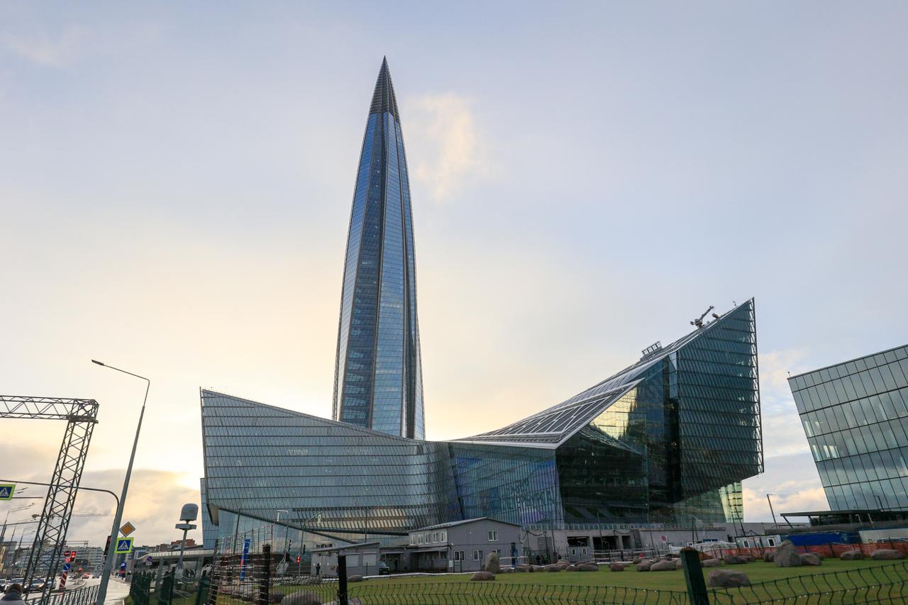 Газпром обжаловал отказ в налоговой льготе на имущество Лахта центра ПАО Газпром обжаловало решение Арбитражного суда Санкт Петербурга и Ленинградской области отказавшего корпорации в возврате 3 456 млрд руб налога на имущество Лахта центра Следующее заседание 13 го Арбитражного апелляционного суда назначено на 3 февраля следует из данных картотеки арбитражных дел  В ноябре прошлого года суд первой инстанции отклонил иск Газпрома к Межрайонной инспекции Федеральной налоговой службы ФНС 26 и комитету финансов Петербурга Компания требовала признать недействительным отказ налоговой службы в предоставлении инвестиционной льготы которая предусмотрена городским законодательством для крупных инвесторов  Предмет спора пересмотренные Газпромом в 2024 г налоговые декларации за 2020 2021 гг В них компания указала что с учетом льготы ее задолженность должна была составить 0 руб и 345 300 руб соответственно а не 3 919 млрд руб фактически уплаченных за этот период Основанием для применения льготы Газпром считает свои инвестиции в объект недвижимости стоимостью свыше 300 млн руб Правительство Санкт Петербурга Telegram Max