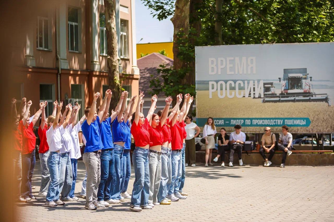 В Мелитополе прошел танцевальный флэшмоб ко Дню России Студенческие творческие коллективы МелГУ устроили яркий флэшмоб в честь Дня России. Праздничное мероприятие прошло с танцами, флагами и патриотическим настроением — его организовали на территории университета. «Сегодняшний флэшмоб — это о поколениях, патриотизме и любви к Родине. Мы вспоминаем прошлое, живем настоящим и смотрим в будущее. Пусть в душе каждого расцветут сады любви, а хорошее настроение поднимет на гребень счастья», — сказала проректор по молодежной политике МелГУ Дарья Мороз. Флэшмоб начался с исполнения государственного гимна. Затем студенты подняли триколор в рамках Всероссийской акции «Флаги России».