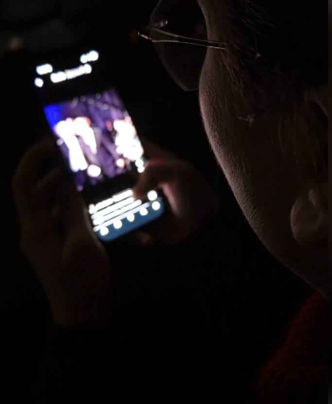 Ослепнуть невозможно но риски есть офтальмолог Гизела Тагирова объяснила чем грозит зависание в телефоне перед сном Заведующая отделением патологии сетчатки и стекловидного тела Республиканской офтальмологической больницы кандидат медицинских наук Гизела Тагирова опровергла распространенное мнение о том что просмотр видеороликов рилсов в темноте может привести к полной слепоте Однако отметила она чтение с экрана при отсутствии внешнего освещения крайне опасно для определенных групп риска Ослепнуть от просмотров рилсов в темноте невозможно ни в коем разе Но читать в темноте вредно особенно пациентам с закрытоугольной глаукомой можно спровоцировать острый приступ с вытекающими клиническими последствиями заявила она Тагирова также отметила что содержимое видеороликов влияет скорее на нервную систему нежели непосредственно на физическое состояние глаз Для снижения нагрузки на зрение офтальмолог рекомендует использовать очки с антибликовым покрытием и правильно настраивать яркость смартфона Врач озвучила рекомендуемые нормы времени за гаджетами для взрослых не более 2 3 часов в день для детей до 5 лет до одного часа для подростков от 1 5 до 2 5 часа в зависимости от возраста В комментарии нашему агентству она также рассказала о том как часто надо делать зрительные паузы Полная версия материала по этой ссылке