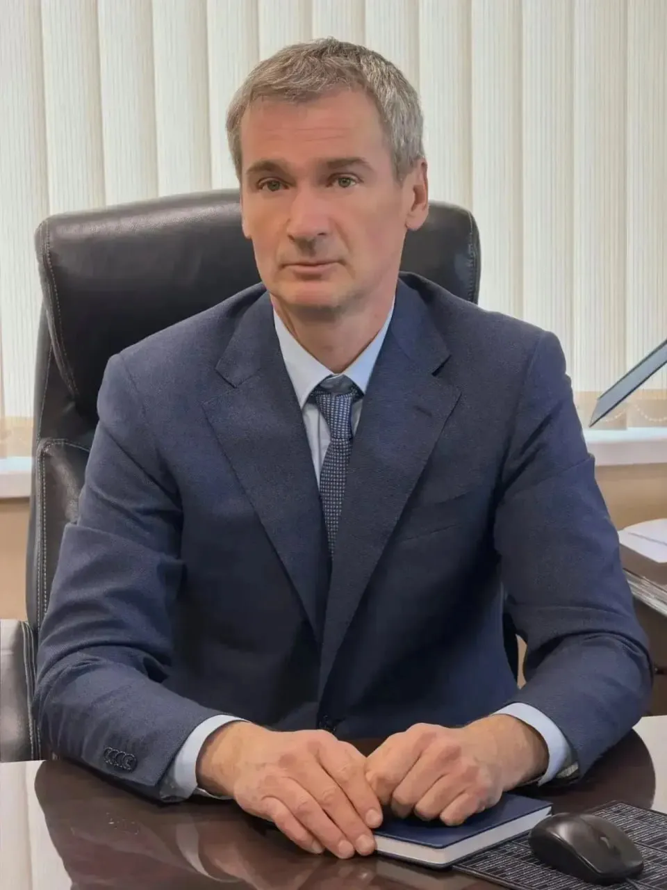 Генеральным директором аэропорта Владикавказ назначен Андрей Чурюмов Об этом сообщил телеграм канал воздушной гавани Северной Осетии Андрей Чурюмов работает в гражданской авиации 30 лет Получил высшее образование в Московском государственном техническом университете гражданской авиации Начинал свой путь с работы в службе авиационной безопасности С 2018 года занимал должность заместителя директора ОАО Международный аэропорт Владикавказ В команде Новапорт Холдинг 8 лет Подпишитесь на Осетинский пирог в MAX Telegram и Дзен