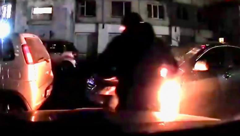 В Бодайбо мужчина обвиняется в поджоге автомобиля сотрудника полиции Бодайбинским межрайонным следственным отделом СУ СК России по Иркутской области возбуждено уголовное дело в отношении 39-летнего местного жителя. Он обвиняется в совершении преступления, предусмотренного ч. 2 ст. 167 УК РФ умышленное повреждение чужого имущества путем поджога . По версии следствия, 4 мая 2025 года в Бодайбо мужчина, будучи в состоянии алкогольного опьянения, облил горючей жидкостью припаркованный во дворе жилого дома автомобиль, принадлежащий сотруднику Госавтоинспекции, и поджёг его. Очевидцы потушили возгорание и вызвали полицию. Фигурант был задержан, вину в содеянном он признал, на допросе пояснил, что совершил поджог из-за привлечения его к административной ответственности сотрудником ГИБДД. Мужчине избрана мера пресечения в виде подписки о невыезде и надлежащем поведении.
