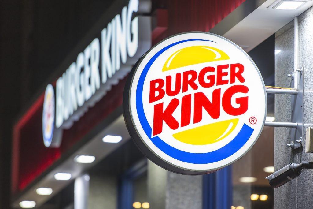 В Ташкенте готовится открытие Burger King Жители столицы заметили первые баннеры с надписью Скоро открытие рядом с ледовым дворцом Алпомиш недалеко от станции метро Беруни Ранее о планах сообщал канал Пик Скартариса Тогда отмечалось что первые рестораны популярной сети фастфуда должны заработать до конца года в Tashkent City Mall Seoul Mun и возле Алпомиша Подписывайтесь на Repost