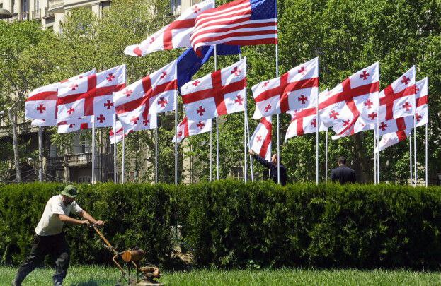 Грузия удивлена игнорированием США предложения о возобновлении сотрудничества «Несколько недель назад я обратился к вам с письмом о грузино-американских отношениях. Указанному письму предшествовали мои публичные заявления, где я открыто выражал готовность Грузии возобновить стратегическое партнерство Грузии и США с чистого листа и с конкретным путеводителем. Однако ответа на наше письмо и публичные заявления мы до сих пор не получили. Более того, все еще не состоялась коммуникация на высшем уровне между властями Грузии и США», – написал Кобахидзе в открытом письме. Молчание Вашингтона вызвало недоумение у грузинского премьера. По его словам, Грузия неоднократно поддерживала Соединенные Штаты в горячих точках – Ираке и Афганистане. Причем, подобной помощью помогла сэкономить 2,5 миллиардов долларов американского бюджета, что «многократно превышает реальную помощь Грузии», оказанную США. Кобахидзе возмутился, что Грузия, будучи лидером региона в области демократии и прав человека, лишена контактов с новым руководством Штатов. В это же время активный диалог ведется с «открыто недемократичными и авторитарными государствами». В письме подчеркивается общность риторики двух стран в отношении деятельности глубинного государства, Агентства США по международному развитию USAID и ему подобных, а также конфликта на Украине и пропаганды ЛГБТ . Однако заявления Трампа о желании победить глубинное государство в Тбилиси считают похожими на попытку ребрендинга, поскольку участники массовых беспорядков в Грузии по-прежнему собираются на протесты и не собираются откладывать на полку план революции. - Признано экстремистским и запрещено на территории Российской Федерации Южная служба новостей
