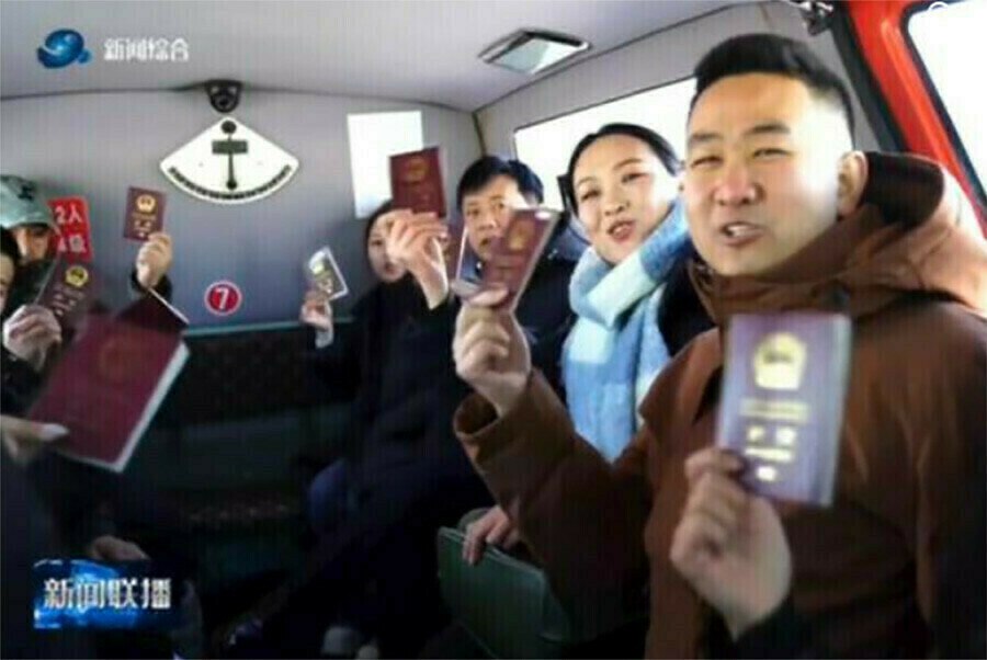 После введения временного безвизового режима поток туристов из КНР в Россию заметно вырос Однако первые поездки обернулись для многих гостей неожиданными трудностями связанными со связью оплатой и уровнем сервиса Китайские СМИ и блогеры активно обсуждают опыт путешественников которые в России столкнулись с тем что мобильная связь и интернет работают нестабильно или вовсе отсутствуют в первые сутки Отдельной проблемой стали платежи Распространенные в КНР приложения для безналичной оплаты в России принимаются ограниченно В результате туристам приходится переходить на наличные расчеты и постоянно контролировать остаток денег что в непривычной обстановке вызывает дополнительное напряжение Не оправдались и ожидания от гостиничного рынка Путешественники отмечают отсутствие привычных международных сетей При этом цены по их оценкам нередко соответствуют уровню пятизвездочных гостиниц тогда как качество сервиса не всегда ему отвечает Также внимание привлекла стоимость внутренних перелетов и отдыха на курортах Вместе с тем в отзывах присутствует и другой аспект Некоторые туристы отмечают что отказ от постоянного контроля через цифровые инструменты и денег со временем приносит ощущение свободы Пространства пейзажи и атмосфера страны производят впечатление резкой и непривычной среды отличной от упорядоченной цифровой реальности Подпишись на Amur life   Мы в МАХ