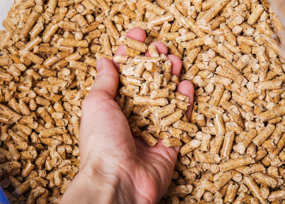 Стал известен импортер отравленного комбикорма Зерно для молдавских птицефабрик поступило из Украины сообщили в ANSA От корма содержащего опасный метронидазол пострадали три предприятия из Криулян Чимишлии и Бричан Ущерб от уничтожения кур оценивается в 100 млн леев рассказал глава Ассоциации работодателей птицеводов Молдовы Евгений Войницкий Импорт комбикормов из Украины уже приостановлен Использование метронидазола запрещено в Молдове с 2011 года Ранее его применяли в качестве антибактериального средства однако этот препарат признали опасным для человека