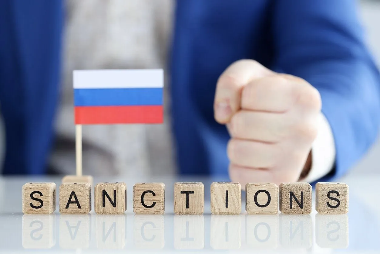 В Германии россиянам массово блокируют доступ к деньгам Зафиксировали новую волну блокировок банковских счетов граждан РФ По данным Deutsche Welle немецкие банки требуют от клиентов с российским паспортом повторно подтверждать статус проживания В результате люди которые годами живут в стране платят налоги и ведут бизнес внезапно теряют доступ к своим деньгам В отдельных случаях блокировки приводят к просрочкам платежей срывам аренды и финансовым проблемам Банки объясняют это тем что Россия включена в список стран повышенного риска в рамках санкционных ограничений и правил против отмывания денег Формально проверка документов По факту ещё одно последствие санкционной политики которое напрямую бьёт по обычным людям даже тем кто давно интегрирован в европейскую систему деньги