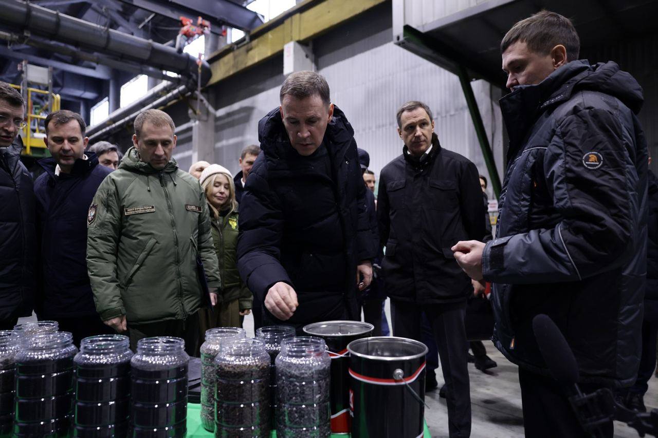 Дмитрий Патрушев и Глеб Никитин посетили экопромышленный парк на западе Дзержинска Создание экопромпарка первого в регионе обошлось в 1 6 млрд рублей Деньги были выделены из федерального бюджета в рамках проекта Экономика замкнутого цикла который входит в нацпроект Экологическое благополучие   На территории площадью около 17 7 га построено здание научно технического центра подведены необходимые коммуникации Сейчас в экопарке семь резидентов Зампред правительства и губернатор осмотрели производственные мощности ознакомились с продукцией завода по производству модифицированных полимеров а также побывали в цехе где на основе переработки шин пневматических отработанных автотранспортных средств планируется создавать модификаторы асфальтобетонов Фото Максим Герасимов