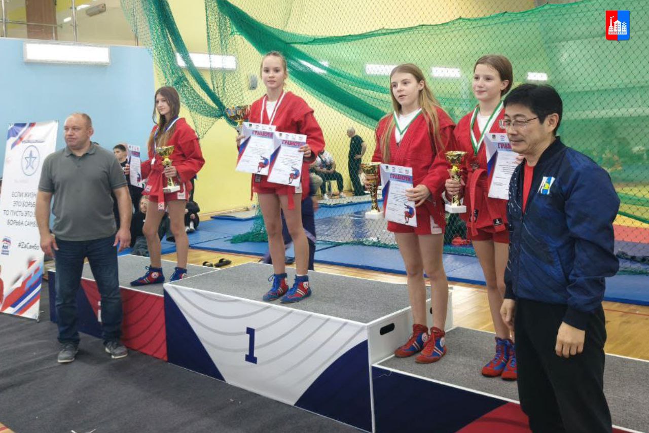 Спассчане приняли участие в III отборочном этапе Гран при на Кубок Губернатора Приморского края Единство Российской Федерации Эти соревнования стали площадкой для демонстрации силы духа и мастерства молодых борцов вольного стиля В зрелищных поединках приняли участие 178 спортсменов представляющих Приморский край и город Южно Сахалинск Участники продемонстрировали высокий уровень подготовки стремление к победе и уважение к соперникам Каждый поединок был наполнен напряжением и азартом что делало соревнования особенно захватывающими для зрителей В результате упорной борьбы победительницей соревнований стала Мария Селиванова воспитанница спортивной школы Олимп Её уверенные выступления и яркая техника принесли заслуженную победу Особую благодарность за подготовку спортсменки выражаем тренеру высшей категории Евгении Андрющенко чей профессионализм и преданность делу способствуют развитию самбо в нашем городе Помимо победительницы достойные результаты показали и другие участники соревнований Дамир Салимов Виктория Скворцова Евгений Виноградов Их участие также внесло вклад в общий успех мероприятия и популяризацию самбо среди молодежи спасскдальний спасскадмин спорт самбо