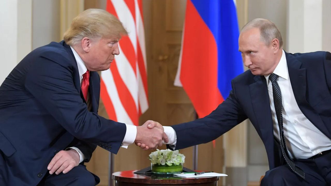 Индекс Мосбиржи отреагировал на звонок Путина и Трампа. Индекс Мосбиржи отреагировал небольшим падением на телефонный разговор президентов России и США Владимира Путина и Дональда Трампа. Вчера в 19:42 по московскому времени, до первых итогов переговоров Путина и Трампа, индекс Мосбиржи находился на уровне 2888,18 пункта. После того, как в СМИ стали появляться заявления двух лидеров, показатель начал расти и пересек отметку в 2900 пунктов. При этом практически сразу индекс Мосбиржи упал и на 19:48 по московскому времени находился на уровне 2864,46 пункта. Б—Ж