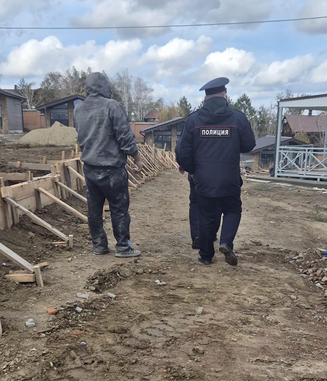 В Сальске полицейские провели рейд по выявлению незаконной миграции   Сотрудники Отдела по вопросам миграции совместно с участковыми уполномоченными полиции Отдела МВД России по Аксайскому району провели мероприятия направленные на выявление и пресечение правонарушений в сфере миграции на территории поселка Манычстрой   В ходе рейда полицейские выявили 8 иностранных граждан В отношении одного из них составлен административный протокол за незаконное осуществление трудовой деятельности По данному факту проводится проверка Полиция продолжает мероприятия направленные на предотвращение нарушений миграционного законодательства gumvdro мвд мвд61 МВДРоссии полиция ростов ростовскаяобласть Подписаться на МВД 61 Подписаться Подписаться Поддержать канал