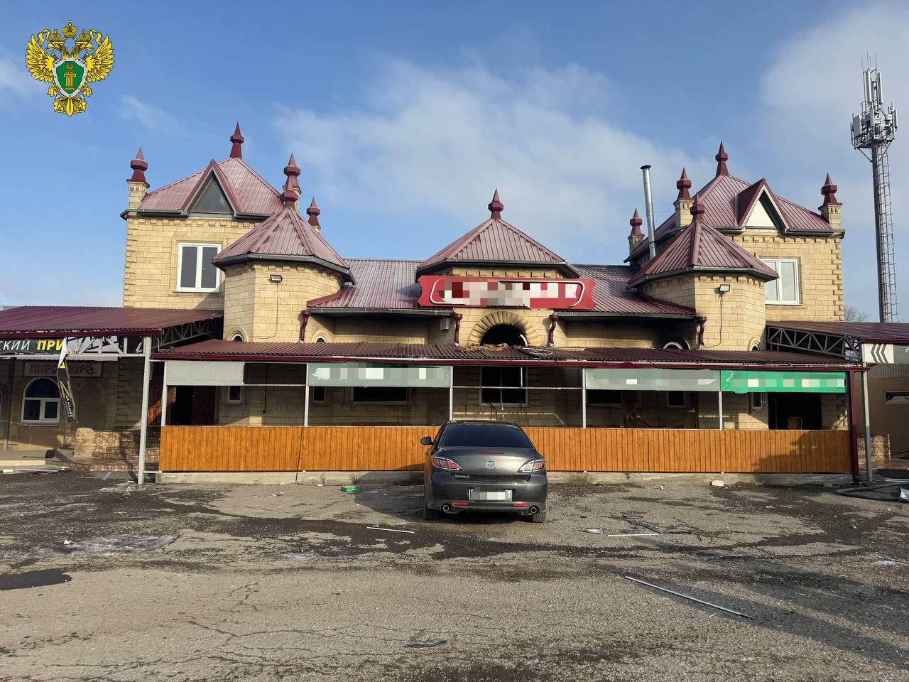 Прокуратура возбудила дело в отношении владельца печально известного кафе Айшат за нарушение требований пожарной безопасности   Прокуратура Кочубеевского района провела проверку по факту пожара произошедшего на предприятии общественного питания на 232 км федеральной автомобильной дороги Кавказ Установлено что собственник здания в нарушение законодательства о пожарной безопасности ненадлежащим образом содержал газовые баллоны В результате 17 января 2026 года в помещении кафе произошел хлопок газовоздушной смеси с последующим возгоранием помещения в результате чего пострадали 3 работника и 5 посетителей заведения По данному факту прокуратура возбудила в отношении владельца общепита дело об административном правонарушении по ч 1 ст 20 4 КоАП РФ нарушение требований пожарной безопасности  Кроме того предпринимателю внесено представление об устранении выявленных нарушений закона Результаты рассмотрения актов прокурорского реагирования и фактическое устранение нарушений находятся на особом контроле надзорного ведомства   Сайт Тelegram ВК Обратиться в прокуратуру