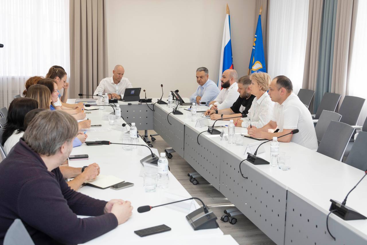 Обсудили подготовку к осенне-зимнему периоду с представителями управляющих организаций, «Ямалкоммунэнерго», прокуратуры и руководителями профильных ведомств.  Сейчас управляющие компании проводят промывку систем теплоснабжения. Работы в городе уже выполнены в 70% домов, подключенных к централизованному отоплению. Их планируют завершить до 15 августа.  Особое внимание уделили санитарному состоянию придомовых территорий, а именно  своевременному покосу травы и уборке складированных собственниками вещей, в том числе будок, досок, саней, металла. Поручил усилить контроль за содержанием территорий.  Традиционно проанализировали и обращения от пуровчан, касающиеся работы управляющих компаний, все на моем личном контроле.