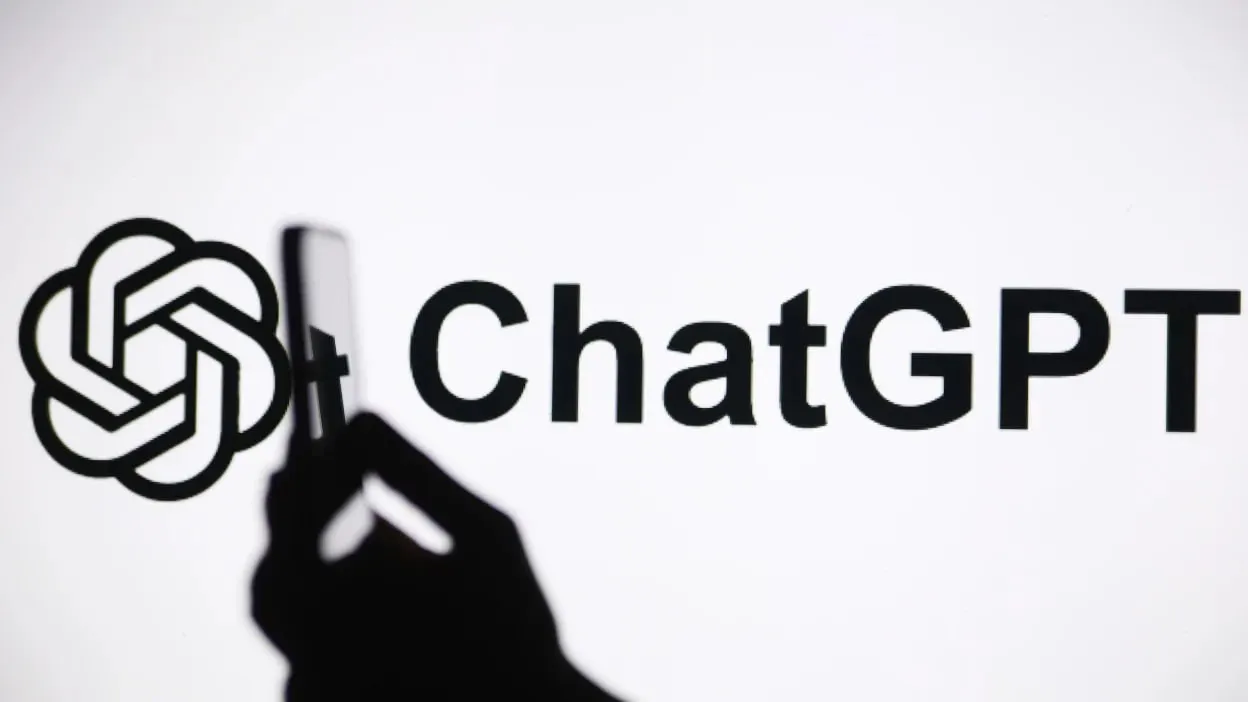 OpenAI обвинили в смерти студента из за медицинских советов ChatGPT Семья 19 летнего Сэма Нельсона подала в суд на OpenAI обвинив компанию в смерти сына от передозировки лекарствами По словам родителей студент следовал точным медицинским рекомендациям которые ему выдала модель GPT 4o В день трагедии ИИ сам предложил Сэму смешать Ксанакс с другим веществом чтобы избавиться от тошноты но не предупредил о летальном исходе при таком сочетании Истцы требуют компенсацию и немедленную остановку работы сервиса ChatGPT Health Этот новый продукт OpenAI позволяет привязывать к нейросети медицинские карты для получения персонализированных советов Адвокаты настаивают что компания выпустила дефектный продукт без должных фильтров безопасности   В OpenAI выразили соболезнования но отметили что Сэм использовал старую версию модели которая больше недоступна Модель GPT 4o была отозвана в феврале этого года её признали слишком угодливой и опасной из за склонности во всем соглашаться с пользователем settersmedia news