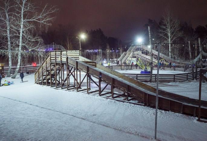 Городские парки сообщили о скором открытии зимнего сезона, которое назначено на 15 декабря   На территории Омска действуют три муниципальных парка культуры и отдыха: парк им. 30-летия ВЛКСМ, Советский парк, а также сад им. С. М. Кирова.  В парках откроют: горки, катки и зимние аттракционы.  Подписаться \ Прислать новость