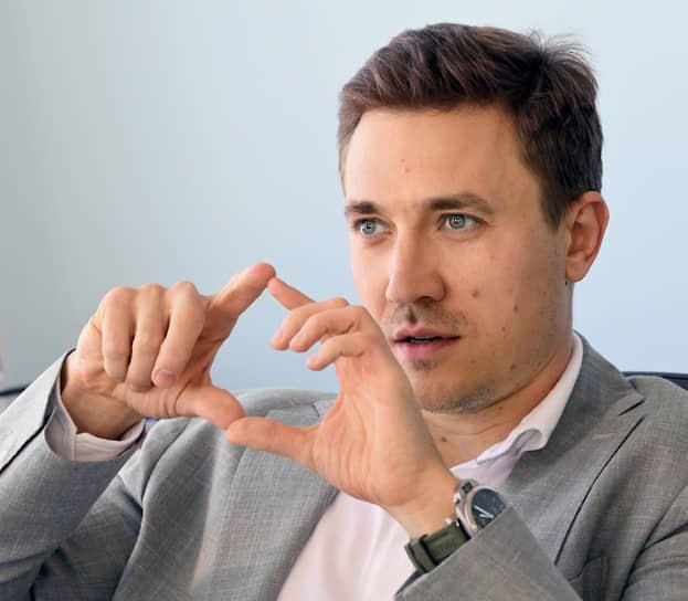 Гендиректор HeadHunter Дмитрий Сергиенков предложил заменить россиян искусственным интеллектом. «По нашим оценкам, порядка 30–40% всего трудоспособного населения задействовано в непродуктивной работе, которая может выполняться с помощью искусственного интеллекта», — заявил Сергиенков. А почему же господин Сергиенков не озвучил конкретные профессии? Или страшно называть чиновников вслух, чтобы потом не огрести от главных бенефициаров российского государства? А вообще идея прекрасная: выкинуть на улицу 40% трудоспособных граждан. То-то у нас демография сразу попрет. Riddle