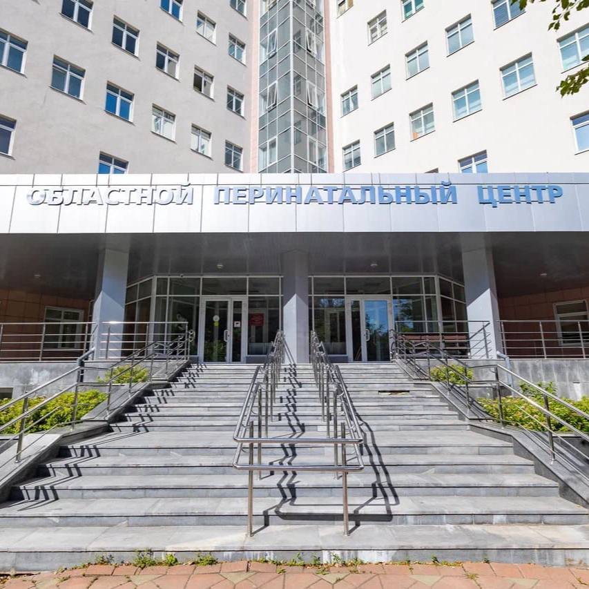 В Свердловской области открывают кабинеты послеродового сопровождения для молодых мам В перинатальном центре Областной детской клинической больницы в Екатеринбурге появился кабинет послеродового сопровождения. Здесь мамам будут помогать адаптироваться к материнству, обучая правильному уходу за новорождённым — кормлению, купанию и пеленанию. Также будут проводиться консультации с врачами и психологами и занятия лечебной физкультурой. Этот кабинет стал восьмым в регионе. Власти Свердловской области планируют открыть ещё шесть кабинетов послеродового сопровождения. Новости Екб тут