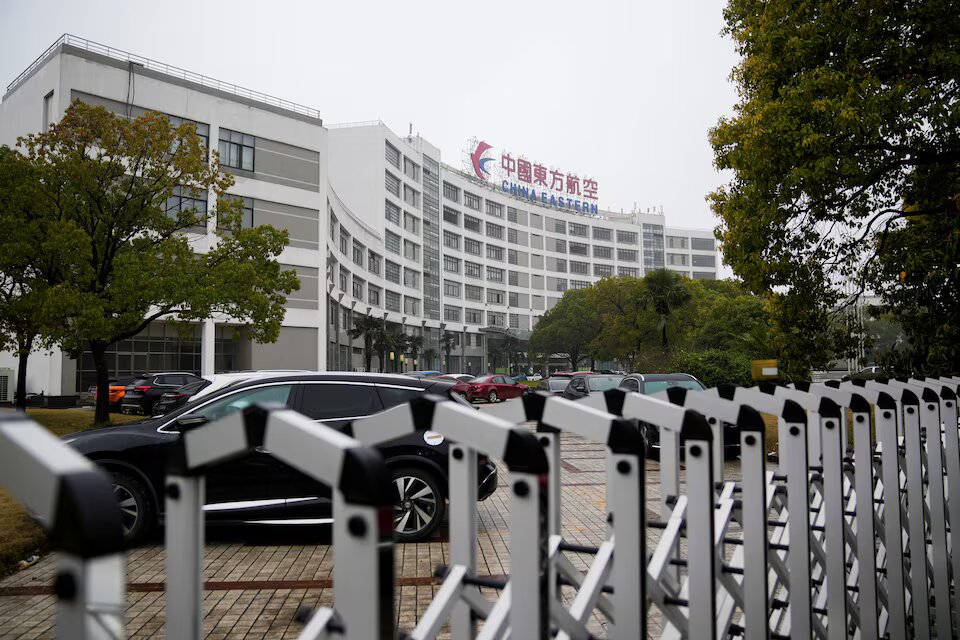 China Eastern Airlines возобновит полеты в Индию Авиакомпания China Eastern Airlines с 9 ноября возобновляет полеты по маршруту Шанхай Дели Согласно данным сайта авиакомпании рейсы будут выполняться три раза в неделю по средам субботам и воскресеньям Китай и Индия возобновляют прямое авиасообщение на фоне дипломатического потепления после пятилетнего перерыва Ранее крупнейший оператор Индии IndiGo объявил о начале ежедневных прямых рейсов между Калькуттой и Гуанчжоу провинция Гуандун с 26 октября Новости Китая ЭКД