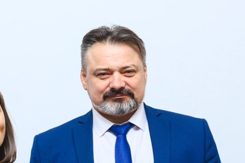 В Новосибирске задержали начальника управления по демографической политике мэрии Александра Лаухина Информацию Прецеденту подтвердил собственный источник 1 ноября Лаухин может быть связан со скандалом о махинациях с сиротскими квартирами Ранее по этому делу была задержана эксперт отдела закупок и контроля за использованием жилых помещений департамента по социальной политике мэрии Елена Дебрецова Ей инкриминируют ч 5 ст 33 ч 3 ст 285 УК злоупотребление должностными полномочиями В данный момент чиновница находится в СИЗО Напомним что преступление раскрыли сотрудники ФСБ По версии силовиков чиновники помогли стройфирме на аукционе по завышенной цене продать муниципалитету 15 квартир для сирот Ущерб оценили в 18 миллионов рублей Кроме того согласно материалам дела один из чиновников продал городу три квартиры за высокую цену Фигурант получил прибыль в размере пяти миллионов рублей