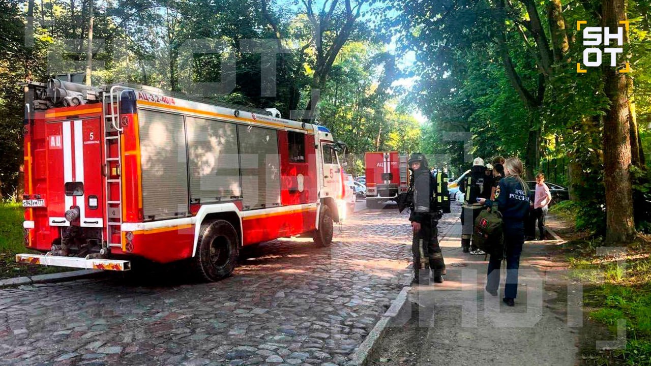 Взрыв в парке Калининграда: серьёзно пострадали двое подростков По данным SHOT, около часа назад в калининградском парке на улице Дмитрия Донского подростки нашли какие-то ящики и подожгли их. В одном из них оказался, предварительно, газовый баллон, который взорвался. Пострадали двое школьников: у 14-летнего — ожоги 70% тела, у 16-летнего — 50%. Оба госпитализированы.