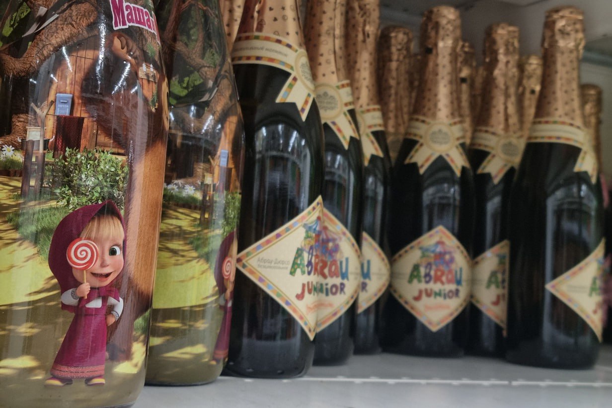 Нулевки хотят запретить продавать детям Врачи предупреждают даже имитация алкоголя формирует у детей вредные привычки и нездоровый интерес к спиртному сообщил Вячеслав Володин Мол сначала пьют понарошку а потом и за настоящие берутся Если закон примут подросткам больше не будут продавать безалкогольные пиво и вино Подпишитесь на Абзац Мнения TG VK Дзен MAX Rutube