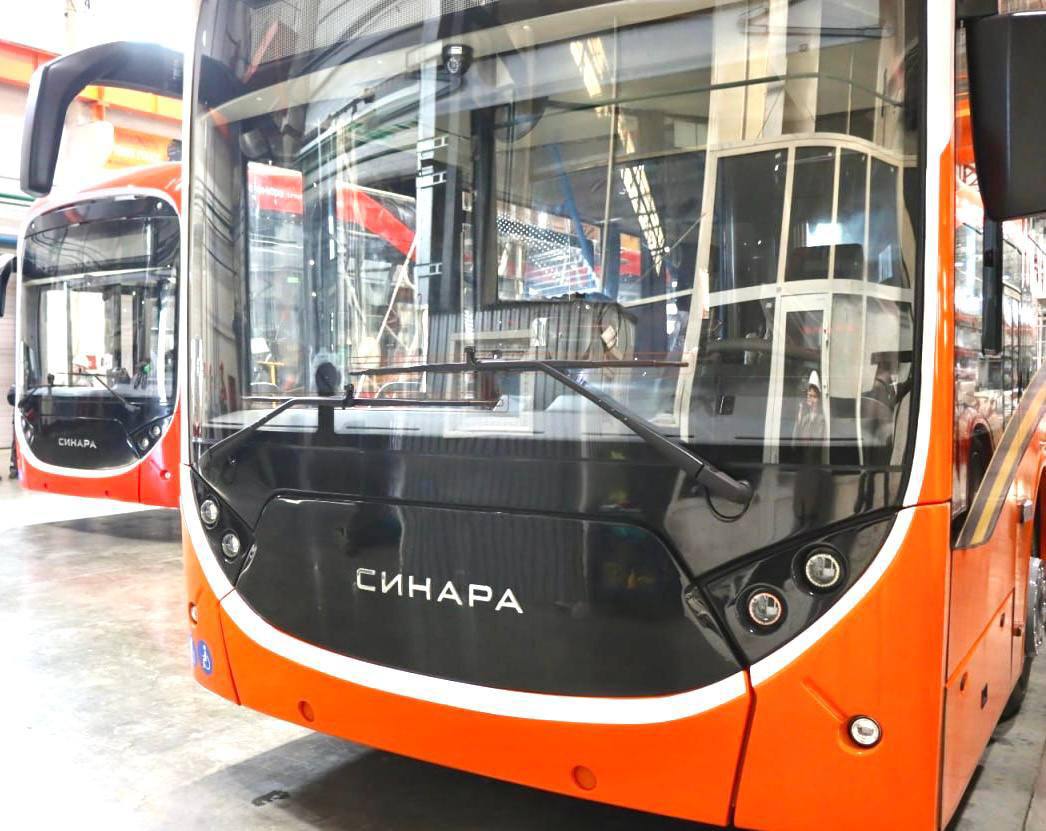В Новосибирск для тестовой эксплуатации отправился наш современный троллейбус Синара 6254 производства Челябинского завода городского электротранспорта Новосибирск стал уже девятым городом в программе тестирования Синара ГМ Ключевые преимущества нашей модели Автономный ход Может проехать до 40 км без контактной сети что дает гибкость маршрутов Безопасность и комфорт Система ГЛОНАСС автоматическое пожаротушение антивандальные сиденья USB порты Доступная среда Функция книлинга наклона кузова и аппарель для маломобильных пассажиров Продуманный дизайн Эргономичная кабина для водителя и фирменный экстерьер с улыбающейся маской Испытания на новосибирских маршрутах продлятся около двух месяцев Ранее мы успешно тестировали наш троллейбус в Калуге Туле Нижнем Новгороде и др городах Это часть масштабной программы по продвижению российского электротранспорта в регионах