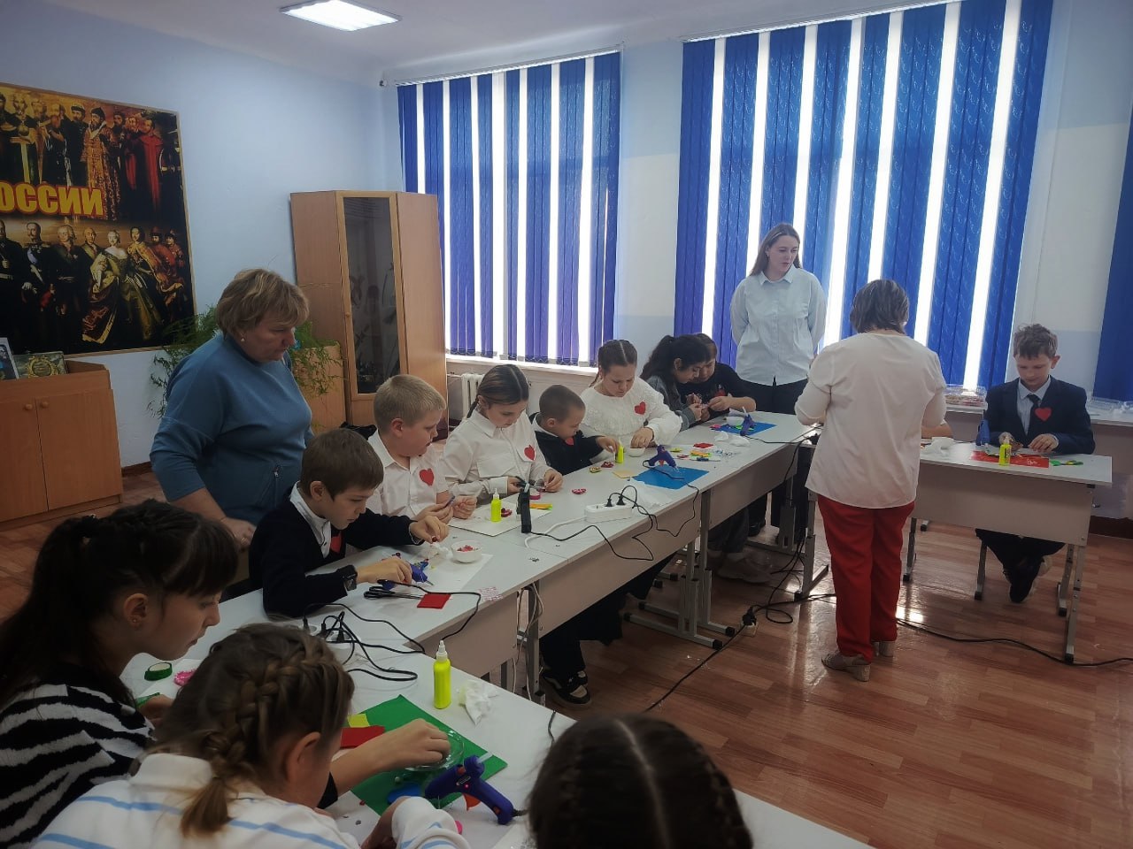 Школьники Еткульского округа собрали для детей Ясиноватой сладкие подарки gubernia74 ru articles society 1136688 В Лебедевской основной школе прошел православный фестиваль Посели в своем сердце добро собравший ребят из 14 образовательных учреждений Еткульского округа Во время него ребята участвовали в мастер классах по сбору сладких подарков из мармелада созданию брошей и брелоков из смолы сбору книжек малышек о православных праздниках а также по росписи пряников глазурью Как рассказали организаторы фестиваля все созданные детьми изделия отправятся в качестве подарков ребятам Ясиноватой t me chgub