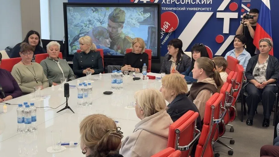 В ХТУ рассказали о подвиге матерей чьи сыновья стали героями  Встреча Подвиг материнской любви во имя жизни на земле впервые состоялась в Херсонском техническом университете ХТУ в ней приняли участи более 30 матерей чьи сыновья стали героями Мероприятие приурочили к 85 летию первого антифашистского митинга женщин в Москве Мероприятие символично соединяет две эпохи Когда началась Великая Отечественная война москвички вышли на митинг не с плакатами а с клятвой восстанавливать жизнь Сегодня их правнучки пишут письма на фронт плетут сети и учатся заново дышать когда сын или брат в зоне СВО Наш долг не просто сказать спасибо Наш долг создать условия чтобы каждая женщина получала психологическую поддержку понимание что она не одна Поэтому на базе психологического центра вуза открылась бесплатная постоянно действующая Группа женской поддержки рассказала ХАН ректор университета Галина Райко пресс служба ХТУ Читайте новости ХАН теперь и в MAX