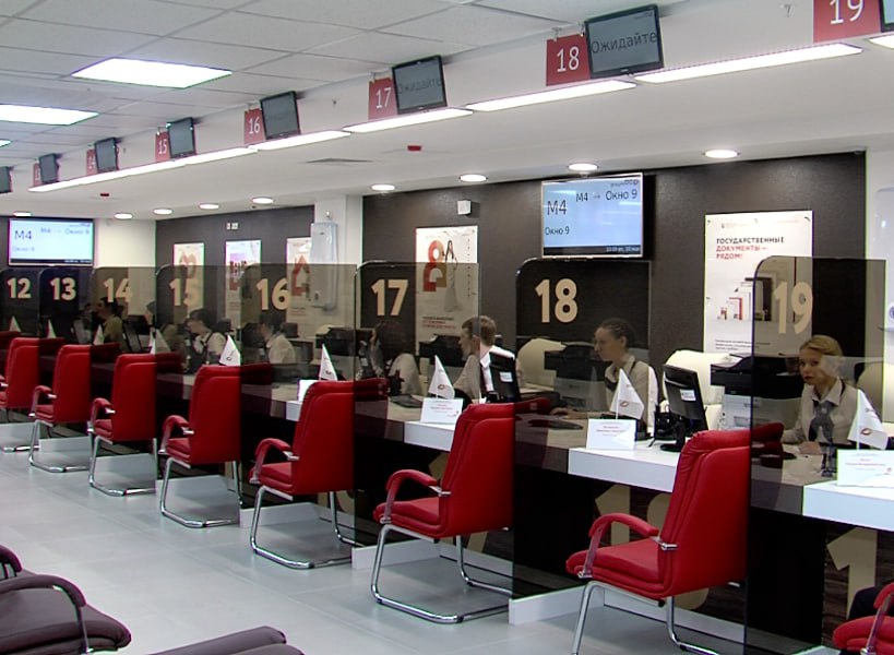 Новые правила продления срока временного пребывания иностранцев в России что нужно знать С 10 ноября 2025 года вступают в силу новые правила касающиеся продления срока временного пребывания иностранных граждан на территории Российской Федерации Эти изменения касаются как взрослых лиц так и несовершеннолетних и направлены на упрощение миграционного учета и улучшение контроля за сроками пребывания иностранных граждан Согласно новым нормам иностранные граждане которые подали заявления о продлении срока действия визы или получили новые визы могут также подать заявление о продлении срока временного пребывания Это правило распространяется на детей не достигших восемнадцати лет включая усыновленных или находящихся под опекой Важно отметить что заявление для несовершеннолетних должно подаваться одним из законных представителей Одним из ключевых аспектов новых правил является необходимость подачи документов для продления срока временного пребывания Иностранный гражданин должен представить удостоверение личности и его копию а также копию справки о приеме заявления на получение разрешения на временное проживание РВП или вида на жительство ВНЖ Для детей дополнительно требуются документы подтверждающие родственные отношения или полномочия законного представителя Оплата государственной пошлины в размере 1 000 рублей за продление срока временного пребывания носит обязательный характер Однако есть исключения госпошлина не взимается в случаях когда срок пребывания определяется сроком действия визы или когда иностранный гражданин прибыл в Россию с благотворительной целью или по обстоятельствам экстренного характера Важно помнить что для продления срока временного пребывания необходимо будет подавать заявление не только для взрослых но и для детей чьи родители или законные представители осуществляют трудовую деятельность на основании патента Миграционная карта будет обновляться путем проставления специального штампа что упростит процесс учета Таким образом изменения в правилах продления срока временного пребывания иностранцев в России предполагают более четкие требования и упрощенные процедуры Эти меры помогут как самим переселенцам так и государственным органам более эффективно управлять миграционными потоками и контролировать соблюдение законодательства Будьте внимательны к новым требованиям и заранее готовьтесь к подаче необходимых документов С заботой о вас Путь домой