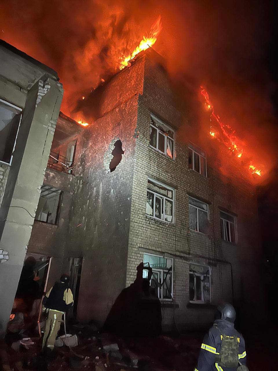 В Харьковской области крупный пожар разгорелся в сельской больнице в результате атаки беспилотников  В ночь на 14 марта в посёлке Золочев в результате атаки БПЛА разгорелся мощный пожар в гражданской больнице, охвативший площадь в 1500 квадратных метров. Об этом сообщили спасательные службы и глава Харьковской ОВА Олег Синегубов. Пострадала сотрудница скорой помощи.  Также спасатели сообщили, что во время тушения пожара по больнице вновь был нанесён удар. Никто из пожарных не пострадал.  #украина  Подписаться   Помочь RusNews