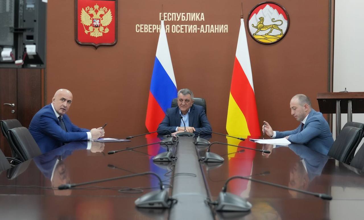 Глава РСО – Алания Сергей Меняйло в режиме видео-конференц-связи принял участие в заседании межведомственной рабочей группы по противодействию незаконным финансовым операциям в СКФО под председательством полномочного представителя Президента Российской Федерации в Северо-Кавказском федеральном округе Юрии Чайки. Мероприятие прошло в Пятигорске с участием глав субъектов, руководителей окружных и территориальных подразделений правоохранительных органов и профильных структур, представителей ресурсоснабжающих компаний. В частности, были рассмотрены вопросы пресечения мошеннических действий со средствами граждан и ресурсоснабжающих организаций в сферах жилищно-коммунального хозяйства и топливно-энергетического комплекса. Как отметил Юрий Чайка, мошенничество в сфере ЖКХ и ТЭК принимает различные формы: от подделки документов и недобросовестных подрядчиков до создания фиктивных компаний, которые обещают гражданам выгодные условия оплаты коммунальных услуг. Ресурсоснабжающие организации также страдают от подобных схем, теряя значительные средства, что негативно отражается на их способности выполнять свои обязательства перед потребителями. Подробнее читайте на нашем сайте. #alaniagov #севернаяосетия #алания #главарсоа