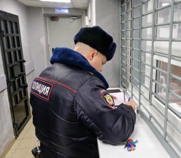 Полиция провела масштабный рейд среди курьеров в Петербурге и Ленобласти Рейд объединил контроль за работой служб доставки и соблюдением миграционного законодательства Проверяли всех от курьеров на электровелосипедах до доставщиков на машинах Всего правоохранители составили 3 3 тысячи протоколов против курьеров во время рейда Более того у лихачей изъяли 453 электровелосипедов и скутеров 505 иностранцев которые попались на наиболее серьезных нарушениях отправили в центры временного содержания где решат вопрос об их депортации Не обошлось и без уголовных дел в количестве 15 из которых 11 против тех кто пытался избежать ответственности взяткой Ещё четыре инициировали за использование фальшивых документов Артем Килькин Читай нас в MAX Подпишись на Комсомольскую правду СПб