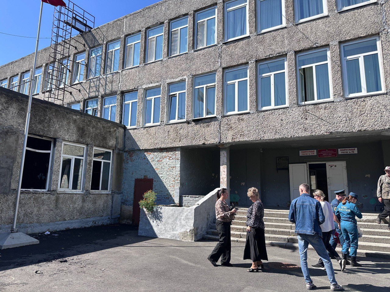 В школе 69 Владивостока начался ремонт пострадавших на прошлой неделе от возгорания помещений Аварийно восстановительные работы организованы в одной из раздевалок возле спортивного зала где и был зафиксирован основной очаг воспламенения а также в прилегающем к помещению коридоре Здесь планируется заменить часть испорченных сетей электроснабжения провести косметический ремонт а также установить новое пластиковое окно ОбразованиеВладивостока
