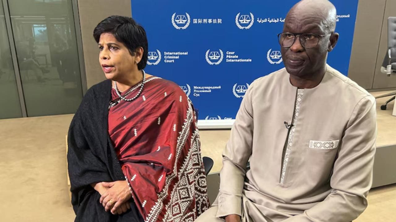 МУС отказался аннулировать ордер на арест Путина в случае амнистии по мирному договору Трампа Ордера Международного уголовного суда МУС на арест президента Владимира Путина и еще пяти высокопоставленных представителей РФ обвиняемых в военных преступлениях в Украине останутся в силе даже в случае объявления всеобщей амнистии пункт о которой содержался в проекте мирного договора Вашингтона по Украине Об этом как сообщает Reuters в пятницу сообщили в МУС Для приостановки действия выданных судом ордеров потребуется отдельная резолюция Совбеза ООН уточнили там Если будет достигнуто мирное соглашение которое затем позволит Совету Безопасности попросить нас отложить расследование то это вопрос политического процесса для Совбеза Но что касается нас в конечном счете это не помешает отправлению правосудия сообщила в пятницу зампрокурора МУС Нажат Шамим Хан сославшись на основополагающий для организации Римский статут  Канал n w order