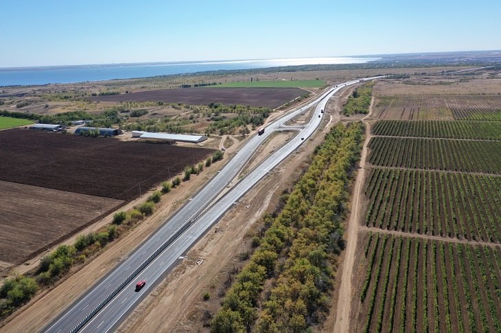 Новые штаны петли и полосы В Волгоградской области с опережением сроков капитально отремонтировали 11 км трассы Р 228 Дорожники справились с поставленной задачей на год раньше срока Как пояснили в ФКУ Упрдор Москва Волгоград речь идет об участке с 643 го по 654 й трассы Р 228 Сызрань Саратов Волгоград вблизи Дубовки 7 километров из реконструированного участка расширили до четырех полос Раньше здесь ежедневно проезжало до 30 тыс автомобилей Теперь пропускная способность увеличилась до 40 тыс автомобилей в сутки   Подробнее