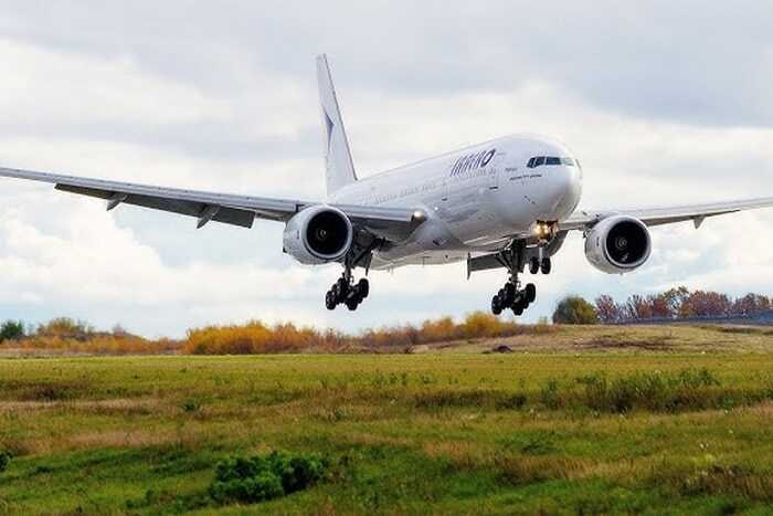 Иран получил пять Boeing 777-200ERs в обход санкций. Пять самолётов изначально были поставлены авиакомпании Singapore Airlines в 2001 году, где они эксплуатировались до 2019 года, после чего были переданы её таиландскому дочернему предприятию NokScoot. Самолеты хранились в различных аэропортах в ожидании пункта назначения, пока в мае их не расконсервировали и нелегально не продали иранскому правительству. Согласно сообщениям, пять Boeing 777-200ER будут в ближайшие дни переданы государственной авиакомпании Mahan Air. Источник: Тайны Кремля