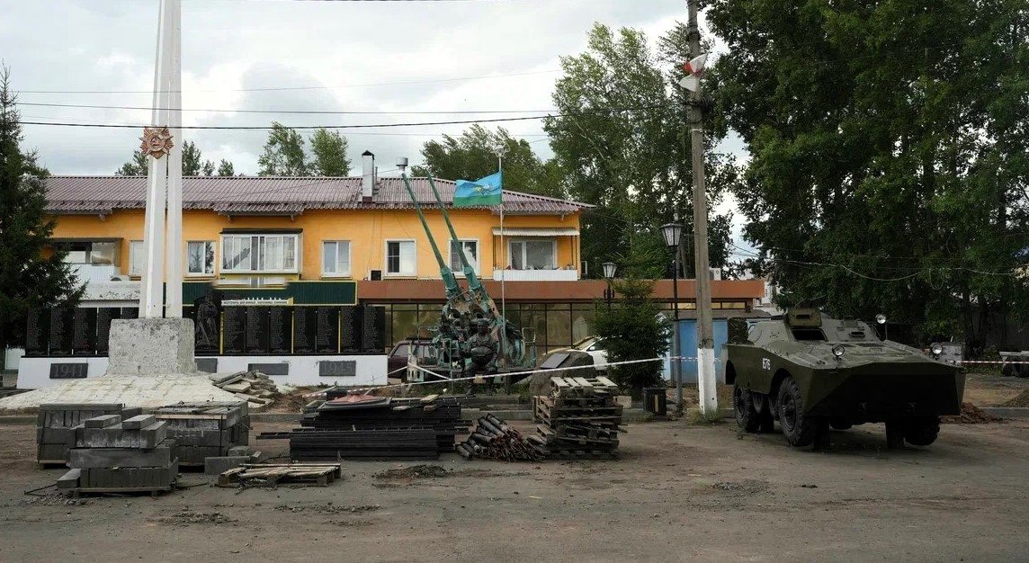 В Вихоревке создадут мемориал памяти участников СВО.  В городе Вихоревка Братского района Иркутской области обновляют мемориальный комплекс у площади Ленина. Проект включает обновление площадок памяти участников ВОВ и воинов-интернационалистов, а также создание нового мемориала для участников СВО. Здесь уложат брусчатку, сделают дорожки, установят лавочки, урны, ограждения, отремонтируют стелу Вечного огня и озеленят территорию. Для маломобильных граждан появятся пандусы.  Губернатор Игорь Кобзев отметил важность сохранения памяти о подвигах земляков.  Сегодня наша страна вновь сплотилась перед лицом внешних угроз и те, кто защищает нас в эти дни, порой ценой своей жизни, должны быть увековечены, чтобы следующие поколения знали и помнили их подвиги, – сказал Игорь Кобзев.    Подпишитесь на «Иркутск политический»