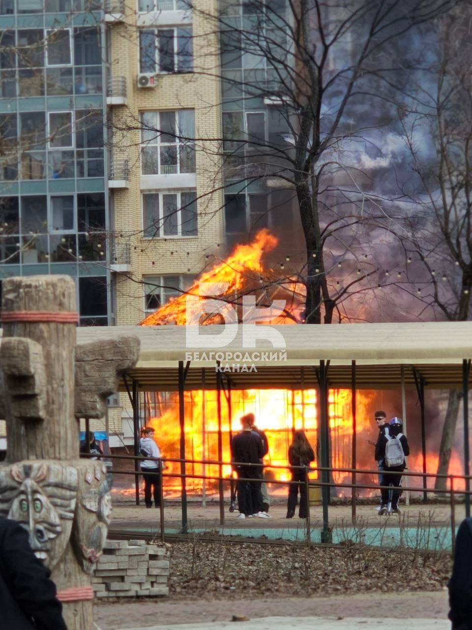 В районе Центрального парка на улице Попова произошёл пожар.  Очевидцы пишут,  что это мог быть поджог