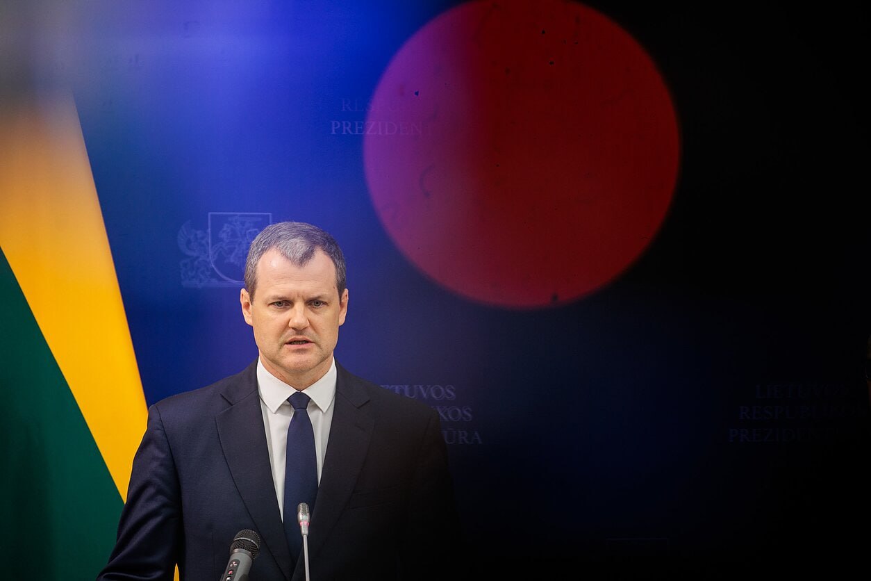 Компания премьер-министра — с широко открытым кошельком Премьер-министр Гинтаутас Палуцкас, всё глубже погружающийся в скандал, связанный с его бизнесом, а также с льготным кредитом, который частично контролируемой им компании „Garnis“ выдал банк развития ILTE, сам имеет задолженность. Согласно информации, полученной Отделом расследований LRT, в прошлом году другой его компании — „Emus“ — политик получил кредит в размере 200 тысяч евро. Опрос экспертов показывает, что заём акционера у собственной компании не является стандартной практикой. «Займ акционера у своей компании не является и не должен быть стандартной практикой. Прежде всего потому, что предоставлением кредитов занимаются только финансовые учреждения. Компании могут это делать лишь в исключительных случаях — когда акционер с трудом может получить или вообще не может получить кредит от других лиц, включая банки. В таком случае его компания может выдать заём», — пояснил адвокат Ритис Валанчаускас. Читайте расследование по ссылке. Фото LRT.