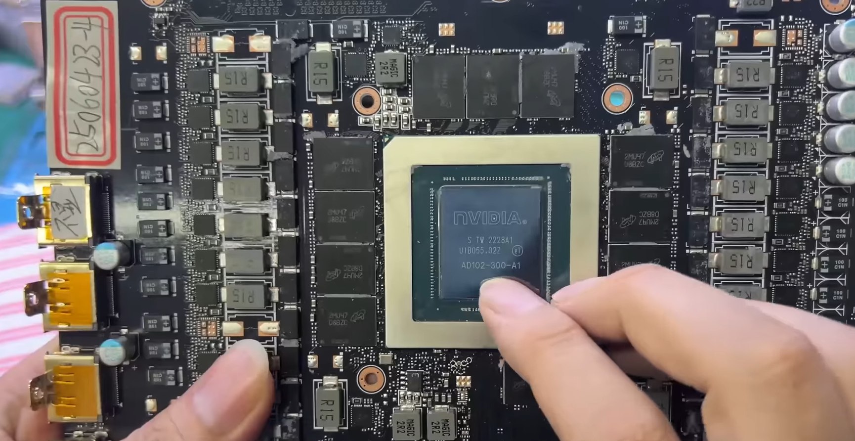 Модифицированные RTX 3090 и 3080 продают под видом GeForce RTX 4090. Как распознать подделку?  Пользователь приобрёл четыре RTX 4090, три из которых оказались подделкой. Техноблогер рассказал, как отличить поддельные карты от оригинала.