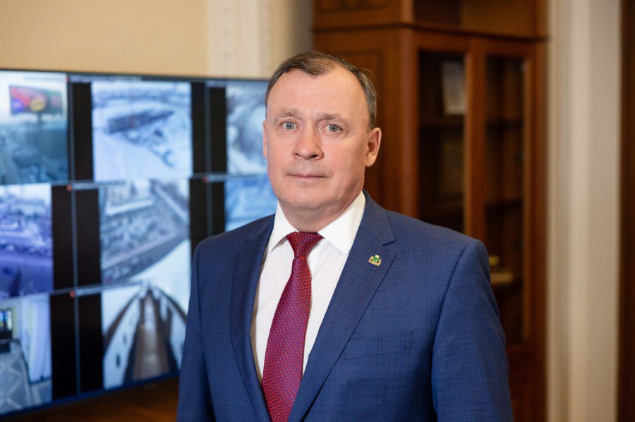 Алексей Орлов выдвинут на пост мэра Екатеринбурга еще на один срок Его кандидатуру одобрил президиум регионального политсовета партии Единая Россия Члены Президиума поддержали кандидатуру Первого заместителя Секретаря Свердловского регионального отделения Партии действующего главы Алексея Орлова Решение также направлено на согласование в Президиум Генерального Совета партии после чего кандидатура будет представлена конкурсной комиссии сообщили в партии Кандидатуры выдвинутые партиями сначала будет рассматривать губернаторская комиссия а потом губернатор Затем не менее двух кандидатур губернатор внесет на рассмотрение гордумы Екатеринбурга Однако с учетом выдвижения Орлова реальной конкуренции ожидать не приходится официальный портал Екатеринбурга