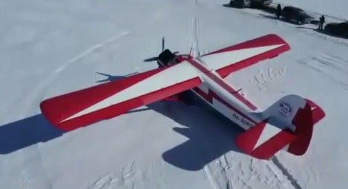 В Омске прошли испытательные полеты модернизированного для Арктики Ан 2 В Омске провели демонстрационные испытательные полеты модернизированного самолета АН 2 Они проводились авиаремонтным предприятием МОТОР Омская компания реализует проект Русская Арктика Он предполагает создание многоцелевого самолета предназначенного для охраны северных границ санитарной авиации северного завоза и других целей В рамках испытательных полетов отрабатывались взлет и посадка модернизированного самолета АН 2 в глубокий снег Руководитель и собственник авиаремонтного предприятия МОТОР Юрий Петров отметил уникальные возможности самолета которые он уже продемонстрировал в условиях Арктики