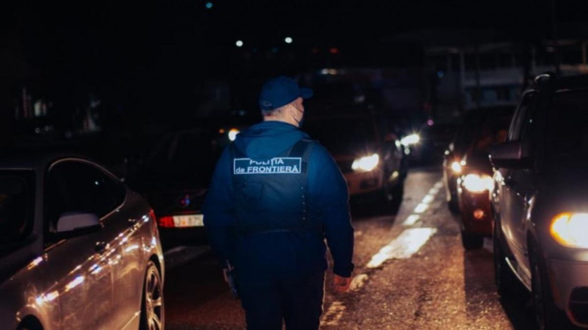 НА КПП Атаки объявлен режим повышенной готовности после того как люксовый автомобиль прорвался через границу Инцидент произошел прошлой ночью около 3 10 Автомобиль зарегистрированный на Украине въехал на территорию Молдовы через КПП сообщают источники PulsMedia Эту информацию также подтвердили некоторые представители руководства погранполиции Так по данным источников близких к расследованию речь идет об автомобиле Lexus который на высокой скорости протаранил шлагбаум и врезался в автобус также на украинских номерах после чего водитель нажал на педаль газа и незаконно въехал на территорию Молдовы после чего беспрепятственно продолжил свой путь Спустя час поисков автомобиль был найден брошенным возле лицея в городе Атаки На нем были повреждения Водитель объявлен в розыск